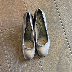 Elegant Gray Crocodile Pattern Pumps